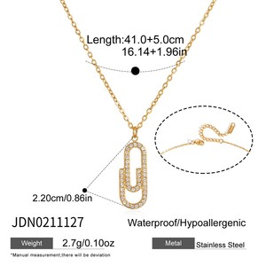 Collier tendance en acier inoxydable plaqué or avec chaîne Rolo et pendentif multi-breloques en zircon avec épingle de sûreté - Product Image 5