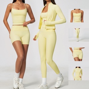 Conjunto de yoga de 4 piezas para <span class=keywords><strong>mujer</strong></span>: Top de tirantes finos con espalda cruzada, chaqueta corta con cremallera, leggings de cintura alta con efecto fruncido y shorts. Ropa deportiva OEM. - Product Image 1