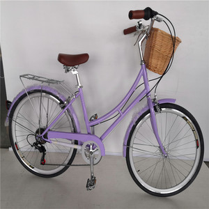 Vélo de ville pour femme 26 pouces violet avec panier et porte-bagages, frein V 7 vitesses, cadre en acier léger pour les trajets quotidiens - Product Image 1