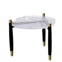 Table basse en résine transparente d'inspiration naturelle avec feuilles tombées et texture de cerne de bois intégrées, et pieds dorés