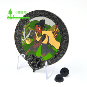 Spilla da bavero personalizzata in metallo con design anime divertente, Cigno Dorato, Kawaii, Black Girl Magic, Principessa, senza minimo d'ordine - Product Image 2