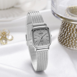 Reloj cuadrado dorado para mujer con esfera texturizada, pulsera de malla, elegante reloj de pulsera de cuarzo - Product Image 4