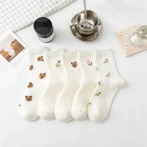 Proveedor personalizado lindo dibujos animados fresco blanco oso flor bordado Logo chica lindos calcetines para niñas