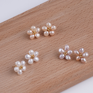 ต่างหูมุกน้ำจืดแท้ทรงบาร็อคขนาด 6 มม. ดีไซน์แฟชั่น งานแฮนด์เมด ลวดทองพันรอบ - Product Image 3