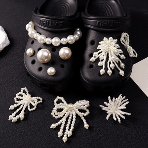 Ensemble de breloques pour sabots en perles, décorations de chaussures scintillantes avec chaînes, nœuds et pompons, breloques élégantes pour chaussures, boutons de chaussures perlés - Product Image 3