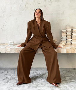 Set Due Pezzi da Donna Personalizzato OEM, <span class=keywords><strong>Blazer</strong></span> a Maniche Lunghe <span class=keywords><strong>con</strong></span> Pantaloni a Gamba Larga Drappeggiati, Abbigliamento da Ufficio all'Ingrosso - Product Image 2