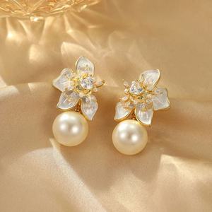 Boucles d'oreilles clous en perles de style Hong Kong plaquées or luxueuses, coupe princesse, motif floral élégant, accessoire haut de gamme - Product Image 1