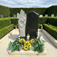 Pierre tombale en granit noir européen, forme bouclier nordique, avec vases en acier inoxydable, lanternes en pierre, ensemble commémoratif pour cimetière