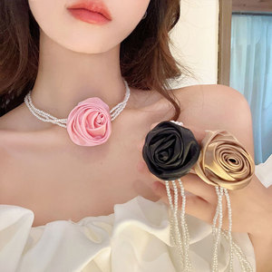 สร้อยคอหลายชั้นสไตล์โรโคโคสำหรับผู้หญิง ประดับด้วยลูกปัดมุกสีขาวแบบเรียงซ้อนกันอย่างโรแมนติก พร้อมจี้ดอกกุหลาบผ้าซาตินขนาดใหญ่ - Product Image 1