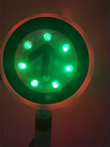 Panneau de signalisation routière réfléchissant avec flèche, signalisation de sécurité, feux stop clignotants à LED, alimenté par batterie, prismatique haute intensité - Product Image 4
