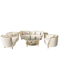 Ensemble de canapés incurvés de luxe, revêtement blanc, garniture dorée, 3 pièces, mobilier de salon, canapé deux places capitonné à accoudoirs roulés, fauteuil, canapé de maison