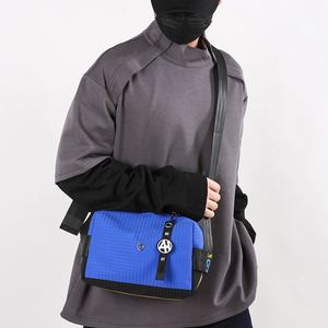 Bolsa deportiva de nailon a cuadros, bolso bandolera ligero, versátil y casual - Product Image 4