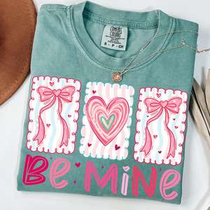 Transfert DTF Preppy Be Mine, prêt à presser, motif Valentine, nœud coquette, cœur en trait de pinceau, Cupidon, amour, DTF pour t-shirts, tasses - Product Image 4