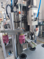 Le PLC contrôle la machine de remplissage et de capsulage de vernis à ongles de mascara de type rotatif automatique