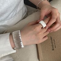 Bracelet ouvert large à rayures verticales brossées, plaqué argent, style minimaliste de luxe léger, manchette tendance