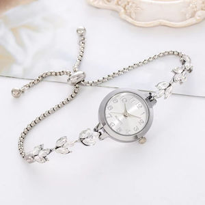 Montre-bracelet scintillante pour femme avec mouvement à quartz et bracelet réglable en alliage avec diamants - Product Image 2