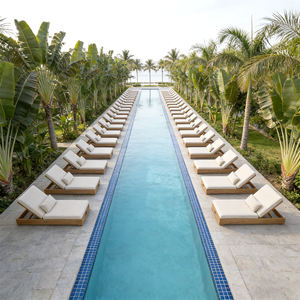 Lettino prendisole pieghevole da esterno in legno di teak impermeabile e sedia a sdraio per hotel e cortili con cuscini resistenti ai raggi UV - Product Image 1