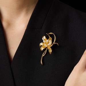 Broche de Perlas con Hoja en Relieve 3D Hecho a Mano, Pin de Flor de Lycoris de Cobre Chapado en Oro Real, Joyería para Mujer, Regalo para Días Festivos - Product Image 2