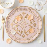 Assiettes de présentation en plastique rose doré à motif floral baroque en relief, assiettes de base à bord festonné pour hôtels, mariages, événements formels, vente en gros