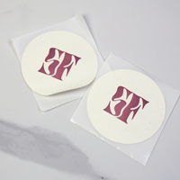 Autocollant de marque rond beige texturé de luxe, logo rose en relief, étiquette crème en rouleau pour emballage de boutique et de bijoux