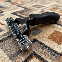 Rouleau à pointes pour l'installation de gazon synthétique sur tapis et terrains de padel, avec poignée ergonomique antidérapante, conception à engrenages métalliques