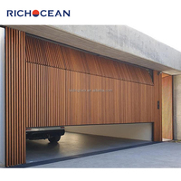 Portes de garage en aluminium sectionnelles d'extérieur, finition bois de luxe, avec porte de passage