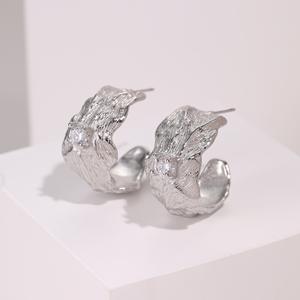 Pendientes de aro de hoja texturizada Chapado en oro y plata con Zirconia cúbica Joyería llamativa para mujer Elegante estilo vanguardista - Product Image 4