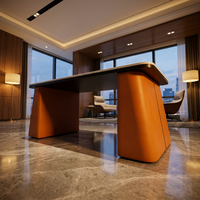 Table basse moderne en marbre blanc avec base en cuir orange pour espace lounge d'entreprise haut de gamme