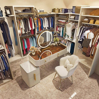 Coiffeuse moderne de luxe blanche avec miroir éclairé, chaise, table de toilette, cadre en fer, design de panneau, sur pied, chambre à coucher, hôtel, maquillage