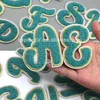 Lettres Chenille Bleu Paon en Style Fantaisie Cursive Avec Patches de Contour Doré Fer sur le Dos Avec de la Colle pour Chapeau Hoodies Sacs