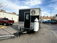 Remolque Comercial de Comida con Ventilador de Techo y Mostrador para Prensa de Tortillas para Burritos de Carne en Festival de California, EE. UU.