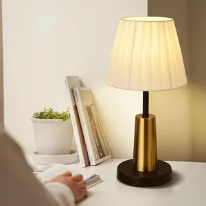 Lampada da tavolo moderna in stile Led per camera da letto,