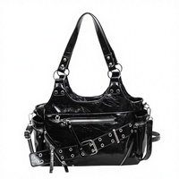 Sac à main grande capacité pour femme en cuir PU, style rétro, avec fermeture éclair unique et rivets, imperméable, léger et respirant, idéal pour l'été et les motardes.