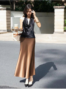 Conjunto de Top Halter Negro Sólido con Drapeado y Falda Sirena Suave Color Chocolate con Leche, Estilo Elegante para Fiesta, Largo Maxi - Product Image 5