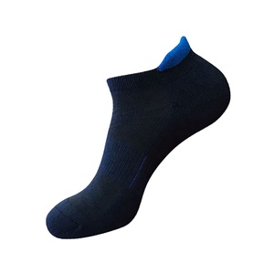 Chaussettes de compression à carreaux pour hommes pour les sports d'extérieur d'hiver avec logo personnalisable en bas - Product Image 3