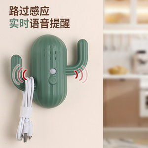 Estación de carga de pared con forma de cactus, con sensor de movimiento y recordatorio de voz para llaves y seguridad en la puerta, versión mejorada en verde - Product Image 1