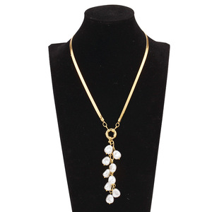 Collar de perlas irregulares a la moda con cadena dorada para mujer, joyería para fiestas. - Product Image 1