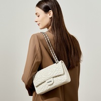 Sac matelassé en cuir véritable de chèvre pleine fleur, motif camélia, collection Hiver 2025, avec chaîne, par Urban Simplicity