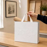 Bolsa de Regalo de Papel de Arte de Lujo con Logotipo Grabado Personalizado y Asas de Listón para Galería de Arte y Empaque de Regalos Premium