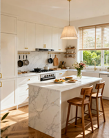 Cuisine et îlot en bois blanc de style américain personnalisés, design moderne et spacieux pour la cuisine à domicile
