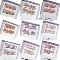 Ongles courts à presser faits main, style French Tip, motifs sculptés ombrés, strass scintillants, exquis et luxueux