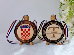 Bouteille à vin en bois croate, capacité 500 ml, design portable, personnalisable pour les mariages - Product Image 5