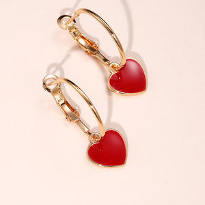 Boucles d'oreilles à clip en forme de cœur rouge E1564, plaquées or, en alliage de zinc, bijoux fantaisie pour femmes, cadeau mignon - Product Image 1