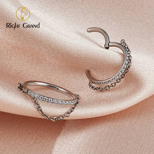 <span class=keywords><strong>Anello</strong></span> <span class=keywords><strong>per</strong></span> Naso in Titanio con Catena a Cerniera e Pendente a Diamante <span class=keywords><strong>per</strong></span> Piercing Cartilagine, Elice, Trago e Conca - Product Image 1