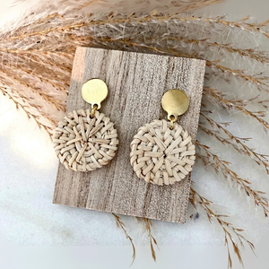 BEST SELLER Boucles d'oreilles en rotin tressé léger et durable de qualité supérieure, bijoux écologiques tendance en gros - Product Image 1