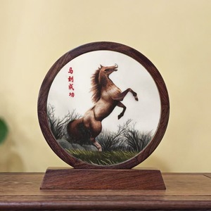 Figura de Caballo Bordada de Doble Cara en Madera de Nogal, Artesanía de Patrimonio Cultural Inmaterial, Regalo para el Año Nuevo Chino - Product Image 1