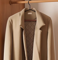 Cintre en bois de hêtre de luxe léger, acier givré, antidérapant, design à épaules larges, utilisé pour suspendre des vêtements haut de gamme