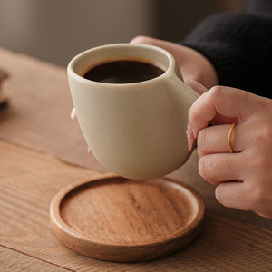 Tasse à café en grès avec soucoupe en bois d'acacia 190 ml, finition mate éclaboussée, poignée sculptée, pour cappuccino, latte, cadeau idéal pour café - Product Image 3