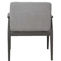 Fauteuil d'appoint minimaliste à accoudoirs intégrés de couleur neutre pour suites d'hôtel