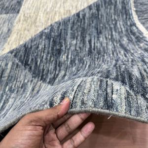 Tapis persan géométrique moderne en laine et soie noué à la main 8x10 pieds, bleu ardoise, gris, pour salon, avec envers en jute – Collection Rug Store - Product Image 2
